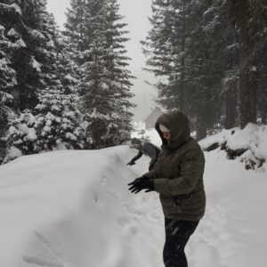 Žena uživa u snježnoj planinskoj idili i promišlja o osobnom rastu