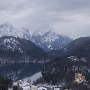 Snježni planinski krajolik s jezerom i malim gradom u dolini, koji simbolizira mir, sigurnost i svjesni izbor vlastitog puta
