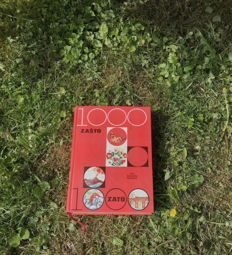 Knjiga “Tisuću zašto, tisuću zato” u travi